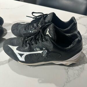 Mizuno Black and White Athletic Cleat - Women’s Size 6.5